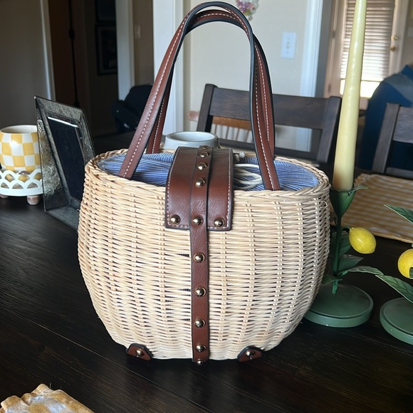 Wicker purse. Very cute! - Picture 2 of 8